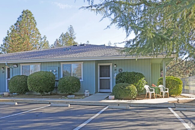 Building Photo - Oak Terrace Apartments