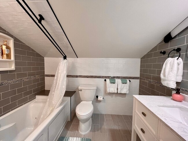 Building Photo - Beautiful efficiency apartment with balcony near UAF
