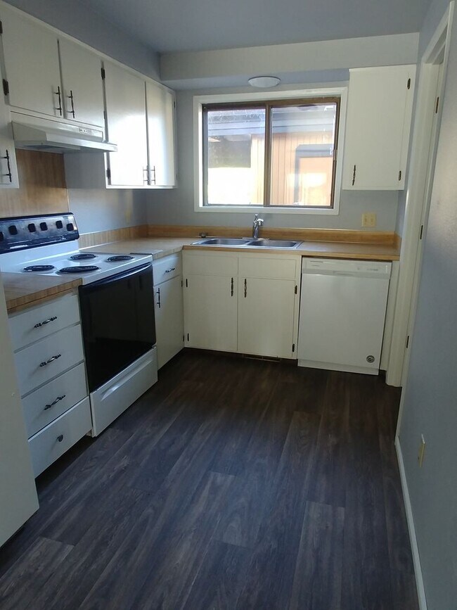 Building Photo - Freshly remodeled Townhouse Style Apartment with Private Yard