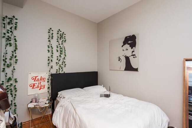 Building Photo - 3 bedroom in Chicago IL 60657