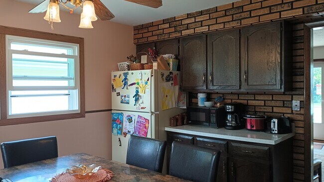 Kitchen 2 - 270 N Hemlock Ave