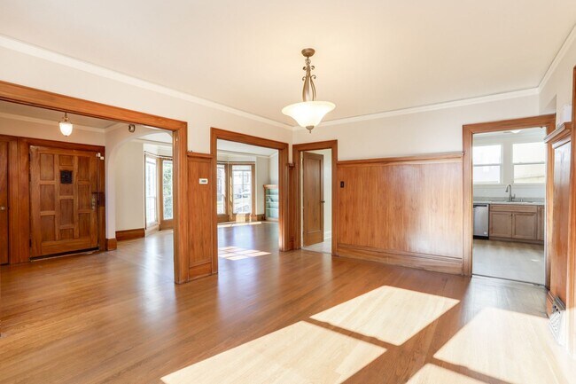 Building Photo - 3 Bed / 2 Bath charming home in upscale neighborhood near Glen Park. YouTube Tour!!