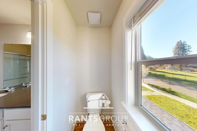 Building Photo - Great Location! Easy JBLM Commute!