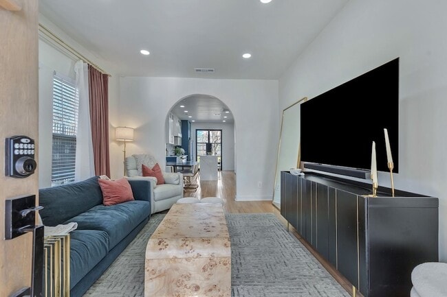 Building Photo - 302 S Saint Mary Ave