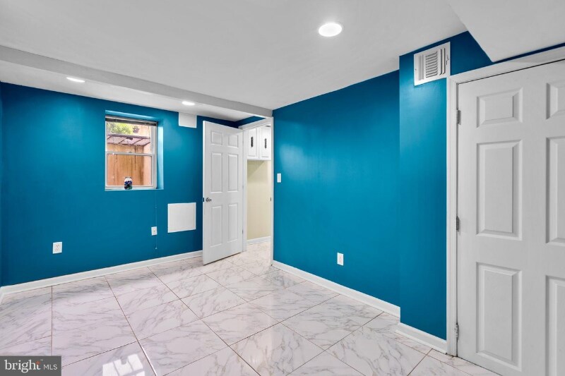 Building Photo - 342 Nicholson St NE