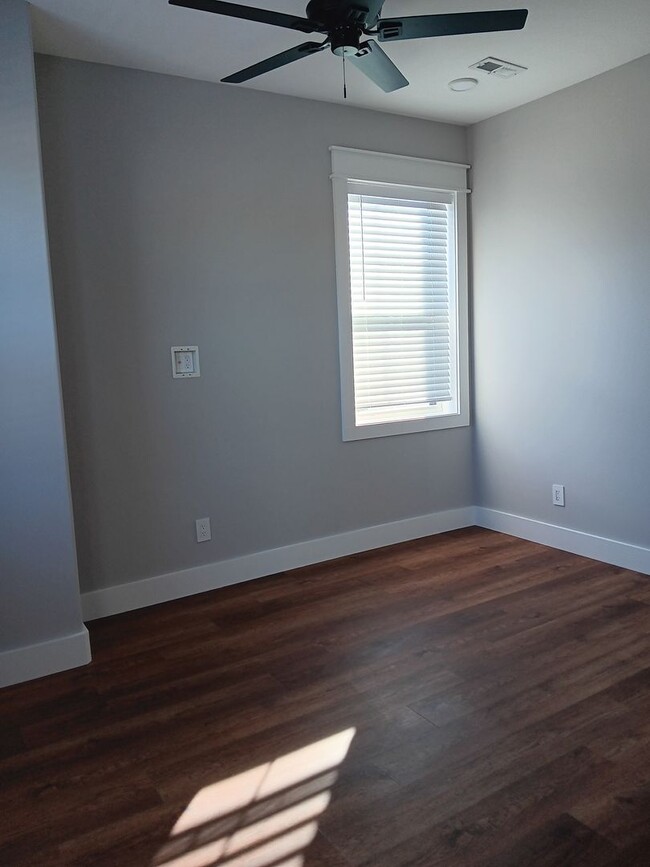Building Photo - 4BR/4BA Townhome in Fort Sanders | Off Cam...