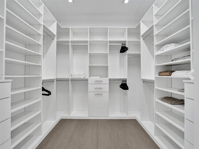 Building Photo - 2217 NE 17th Terrace