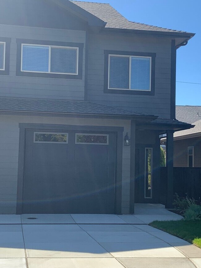 Primary Photo - 2-Bed, 2-Bath Townhouse with Modern Touche...