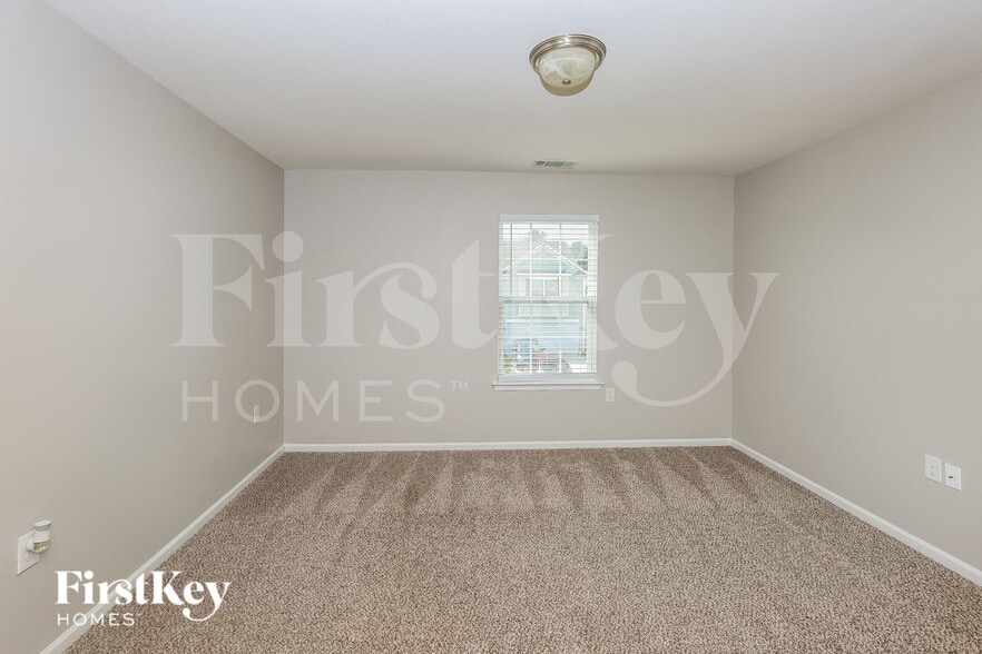 Building Photo - 2885 Village Center Dr