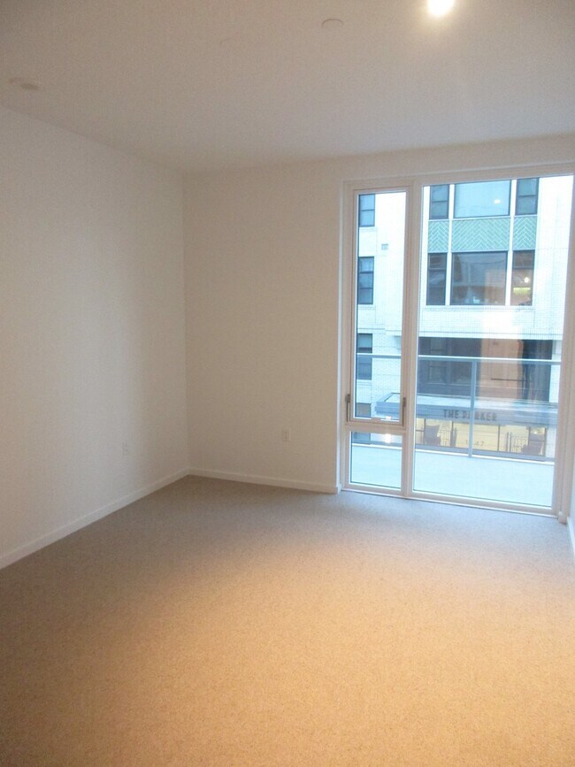 Building Photo - Vista Condominiums - 1 bedroom/1 bath Pearl District condo w/parking/storage/amenities/most utili...