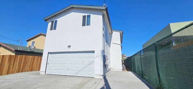 Building Photo - 3839 Woodlawn Ave