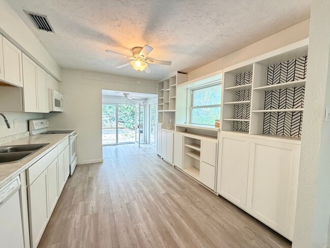 Building Photo - Available Now! 2 Bed, 1 Bath Duplex