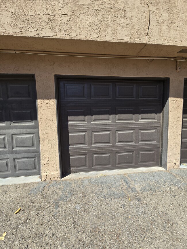 Building Photo - 300 Brookside Ln