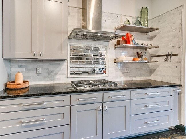 Building Photo - 115 NE 3rd St