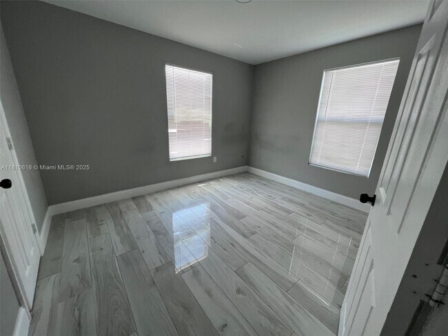 Building Photo - 829 S L St