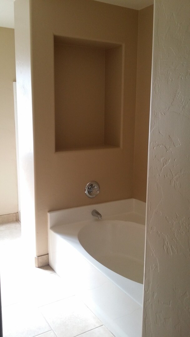 Building Photo - Rita Ranch Beauty ready for Move In Today! 4 bedroom 2 bath Home all Updated!