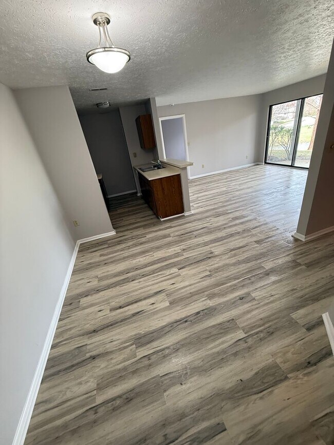 Building Photo - 2 bedroom condo available!