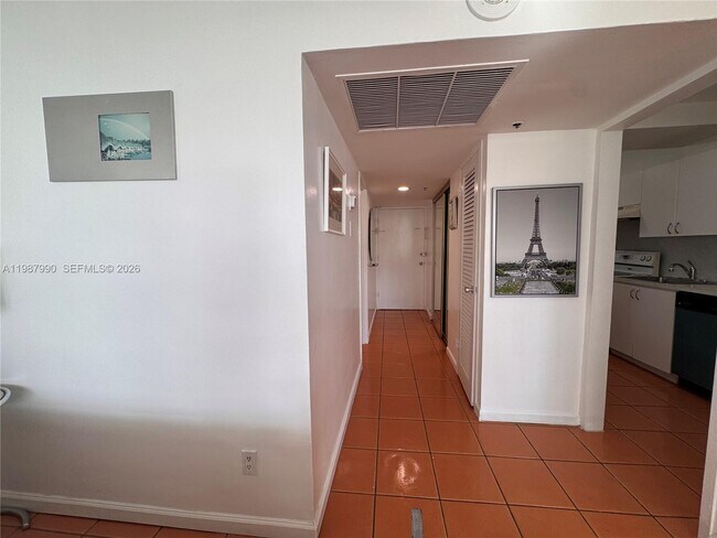 Building Photo - 100 Lincoln Rd