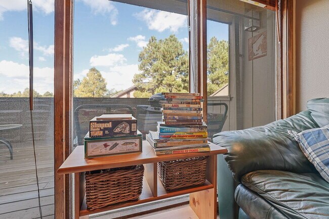Building Photo - 2650 Valley View Dr