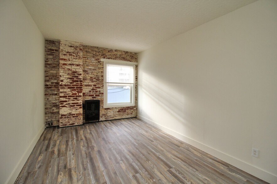 Building Photo - 843 N Knott St