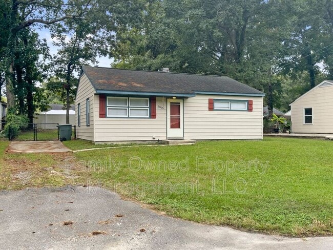 Primary Photo - 5805 Chaucer Dr