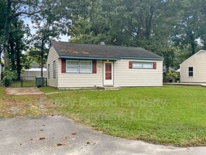 Building Photo - 5805 Chaucer Dr