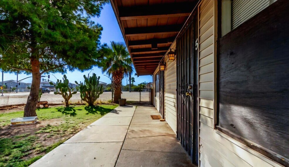 Building Photo - 7508 W Orangewood Ave