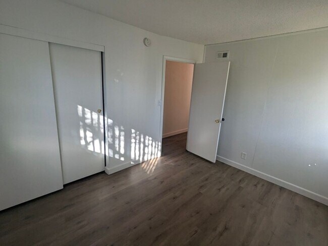 Building Photo - 4 Bedroom 2 Bathroom Single Story Home in Spring Valley