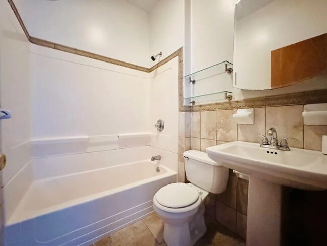 Building Photo - Furnished room/NOT APARTMENT