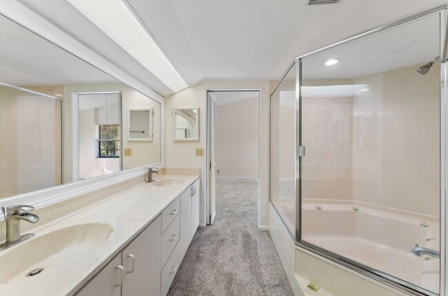 Building Photo - 3 Uno Lago Dr