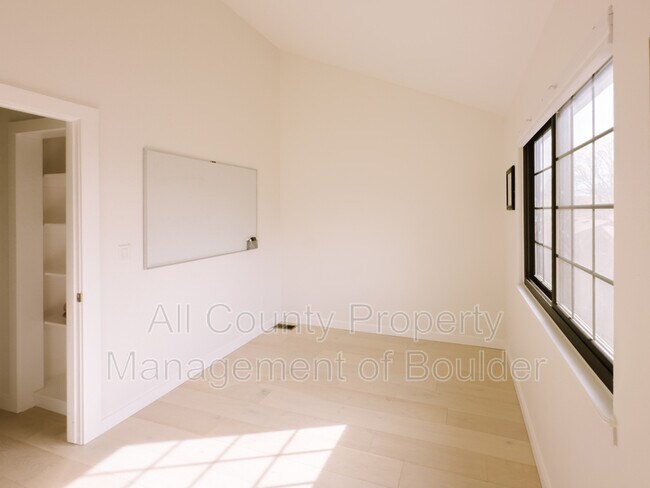 Building Photo - 727 Julian Cir