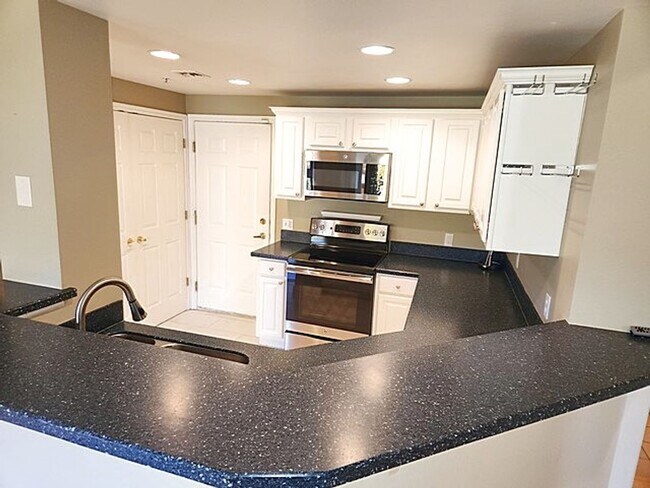 Building Photo - Perfectly Located Canyon Creek Condo - Attached Garage