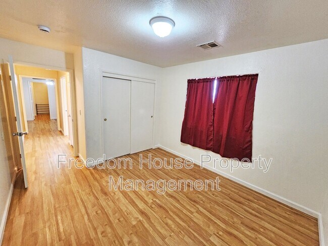 Building Photo - 1700 Sycamore Ave