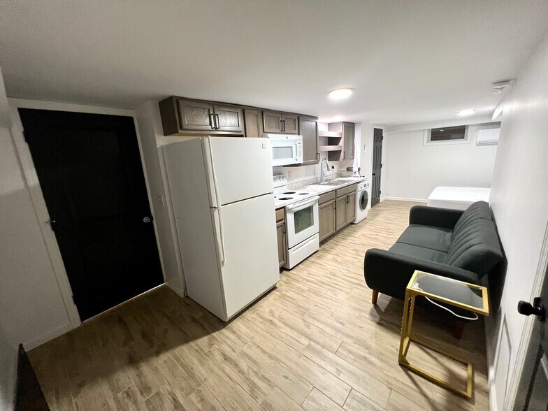 Fully furnished studio apartment - 116 Cumberland Ct