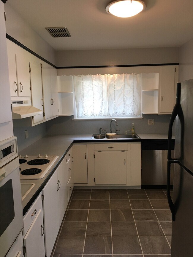 Building Photo - 465 Ontario St