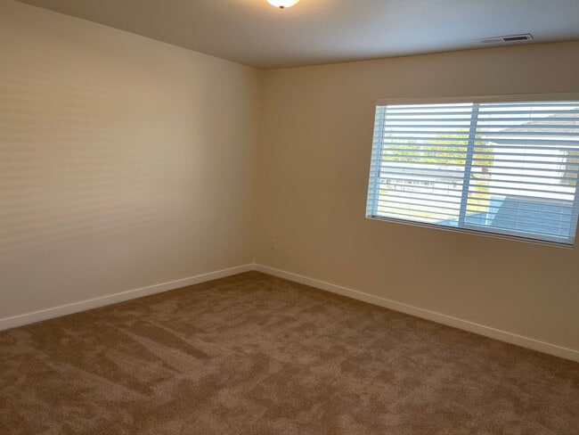 Building Photo - End Townhouse Unit in South Medford/Phoenix Area