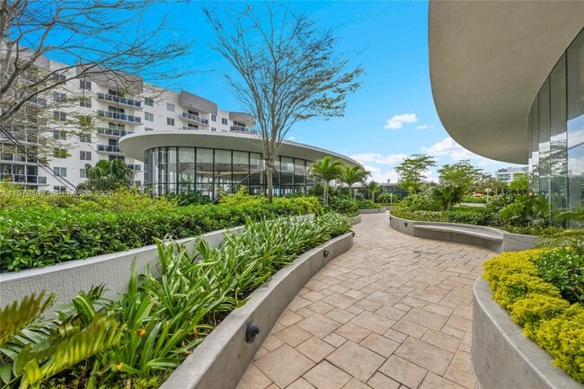 Building Photo - 700 NE 24th St