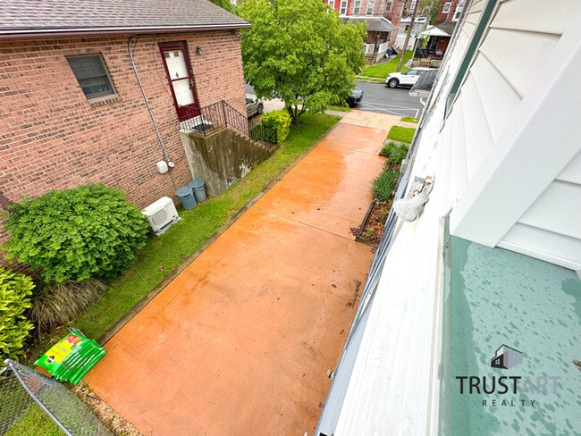 Building Photo - 4 Bedroom house in Foxchase area of North ...