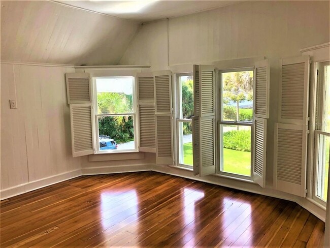 Building Photo - 835 Victoria Dr