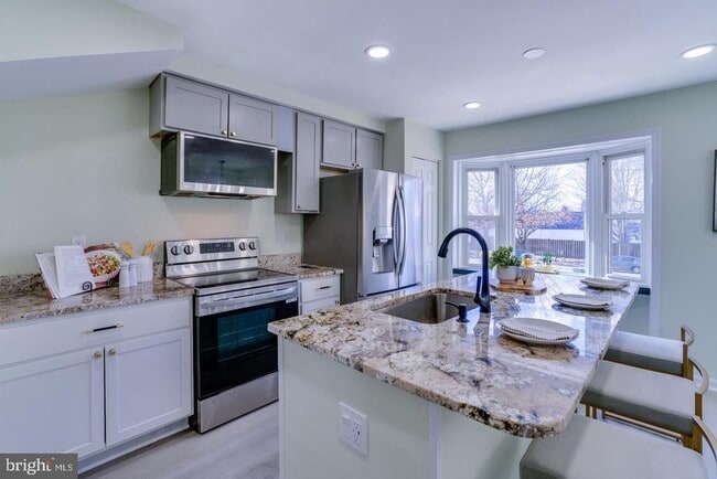 Building Photo - 8213 Roxbury Dr