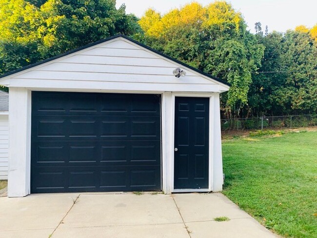 Building Photo - 953-955 Drexel Dr. NE