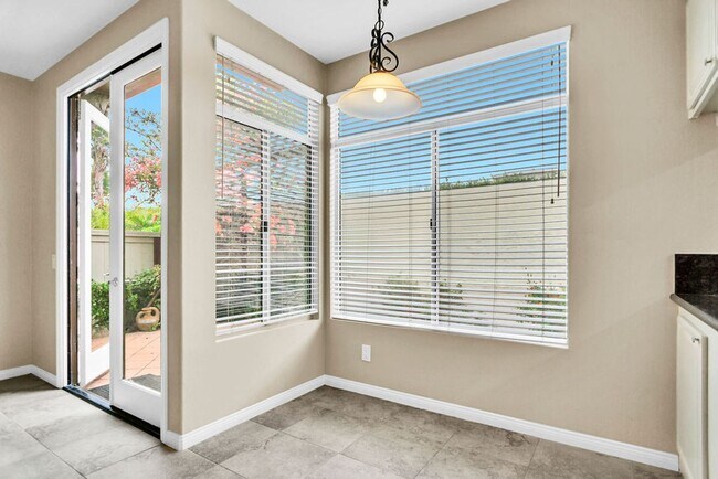 Building Photo - Beautiful 3 Bedroom/2.5 bath  detached hom...