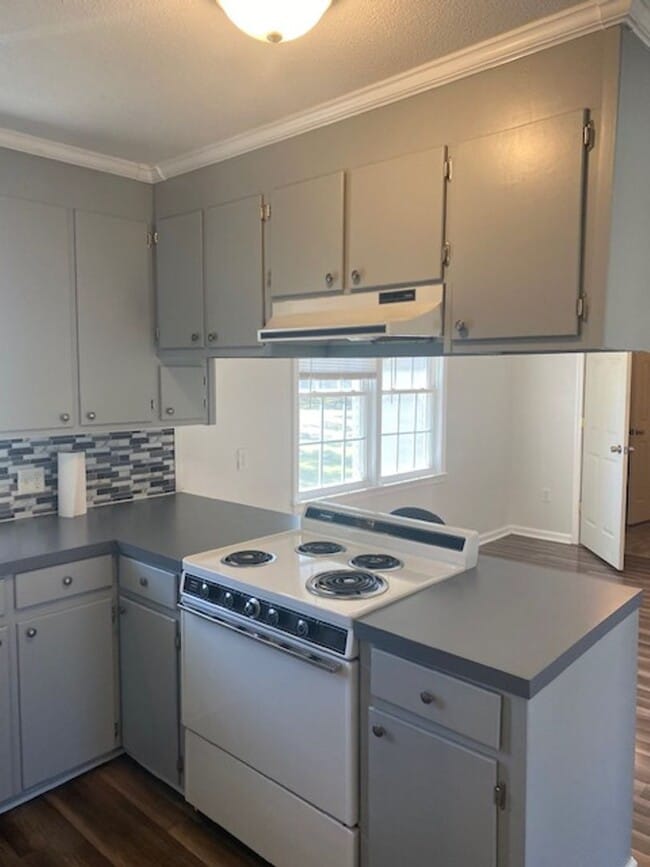 Building Photo - 3 bed 2 bath Brick Ranch