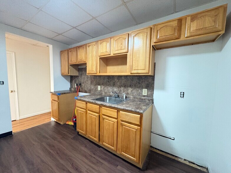 179 W 48th St 8 - 183 W 48th St