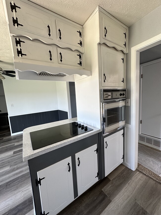 Building Photo - 4034 Hooper Dr