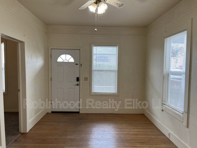 Building Photo - 570 Silver St