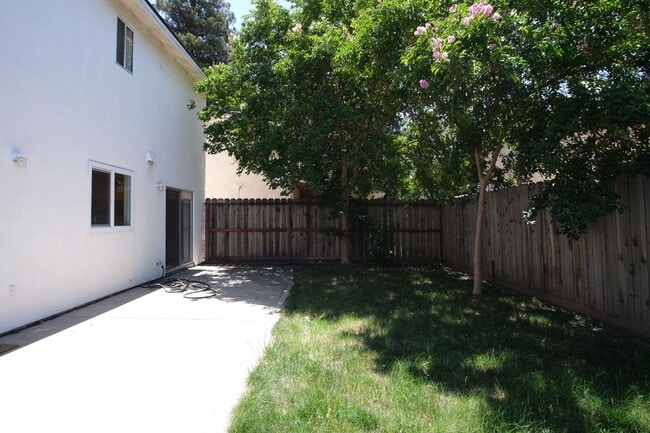Building Photo - 3 Bedroom 3 bath home in Modesto