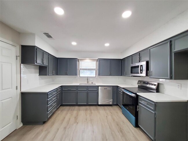Building Photo - 9512 Meadowheath Dr