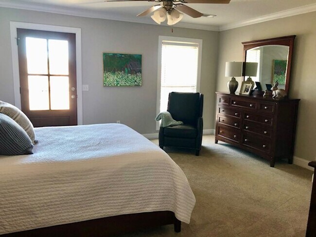 Building Photo - 3 bedroom, 3 Bath in Oxford, small fenced yard.