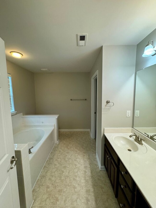 Building Photo - 3BR/2BA TOWNHOUSE IN BEREWICK - AVAILABLE ...
